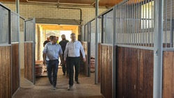 Губернатор Ставрополья посетил строящуюся муниципальную конюшню в Железноводске