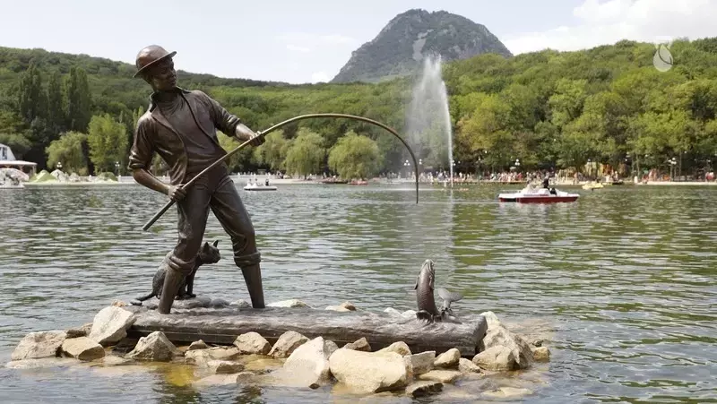 Повреждённую вандалами скульптуру рыбака восстановили в Железноводске