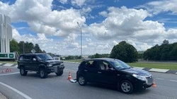 Из-за аварии на кругу рядом с Железноводском пострадала 57-летняя пассажирка