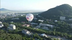 Аэростат с надписью «Россия» пролетел между железноводскими горами
