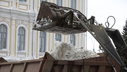 Коммунальные службы Железноводска расчищают улицы после ночного снегопада