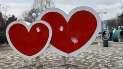 Вандалы разбили светящийся арт-объект на Аллее любви в Железноводске