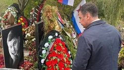 Помощник президента Дмитрий Миронов возложил цветы к могиле Сергея Пускепалиса в Железноводске