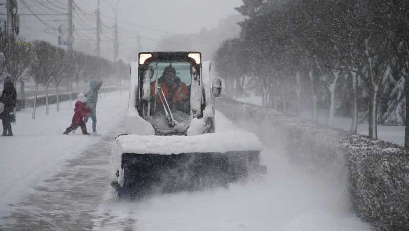 Дорожные службы Железноводска без перерыва очищают снег в городе