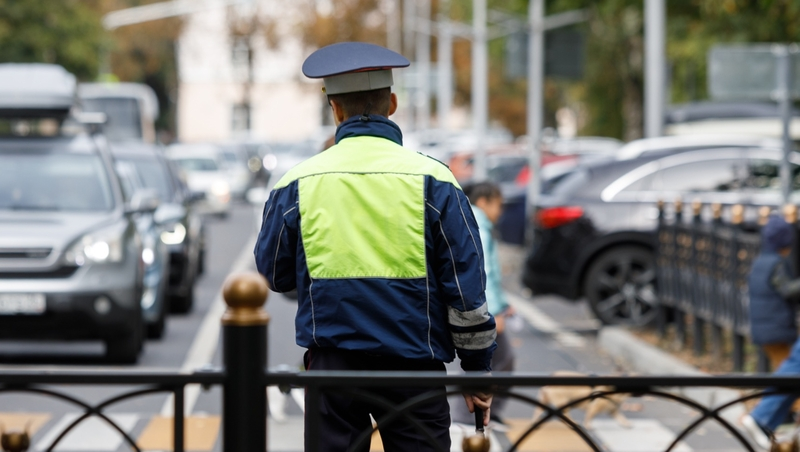 Автоинспектор в Железноводске помог заменить колёсо, застрявшей на дороге женщине