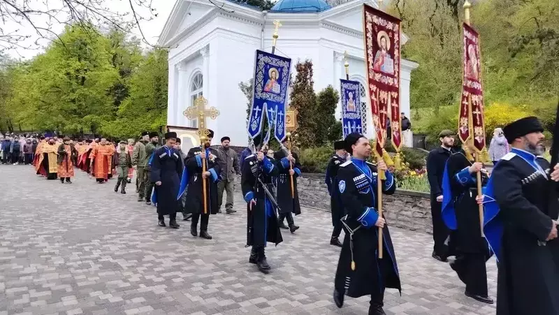 В Железноводске прошёл пасхальный Крестный ход и освящение источников