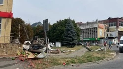 Пожарные и сотрудники газовой службы работают на месте ДТП в Железноводске