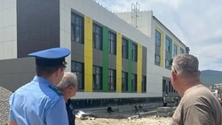 Прокуратура проверила ход строительства школы в Капельнице