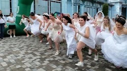 Дефиле, селфи, танец и скорость: «Забег невест и женихов» прошёл в Железноводске