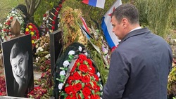 Помощник президента Дмитрий Миронов возложил цветы к могиле Сергея Пускепалиса в Железноводске