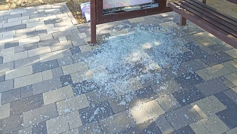 Вандалы сломали остановки в Железноводске 
