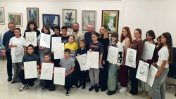 Юные художники Железноводска нарисовали портреты участников СВО