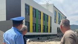 Прокуратура проверила ход строительства школы в Капельнице