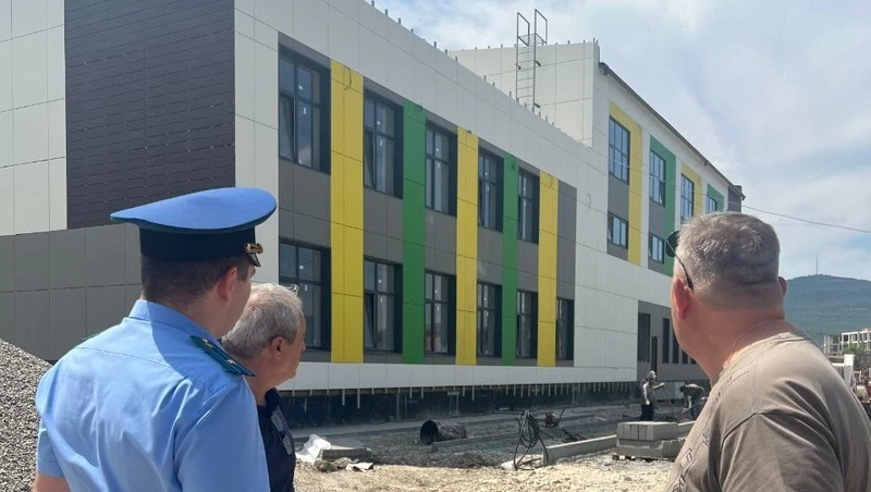 Прокуратура проверила ход строительства школы в Капельнице