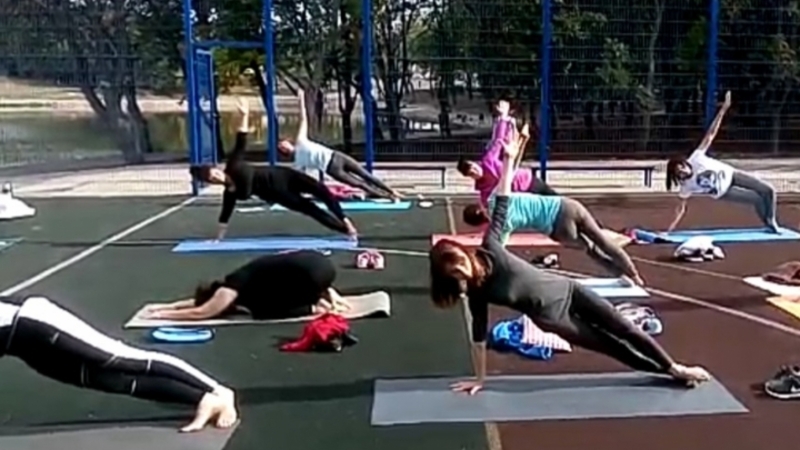 В парке Железноводска любители спорта занимаются гимнастикой и йогой
