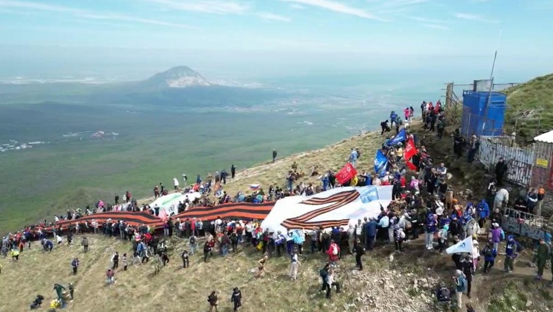 В Железноводске более 7,5 тыс. человек покорили Бештау в честь Дня Победы