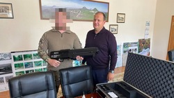 Глава города Железноводска подарил противодронное ружьё бойцу СВО