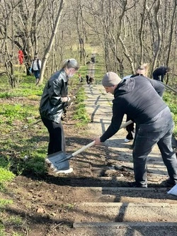 Территорию возле городского кладбища убирают в Железноводске 3 апреля