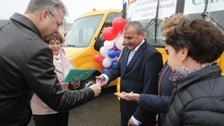 Губернатор Владимир Владимиров передал 39 автобусов в школы края