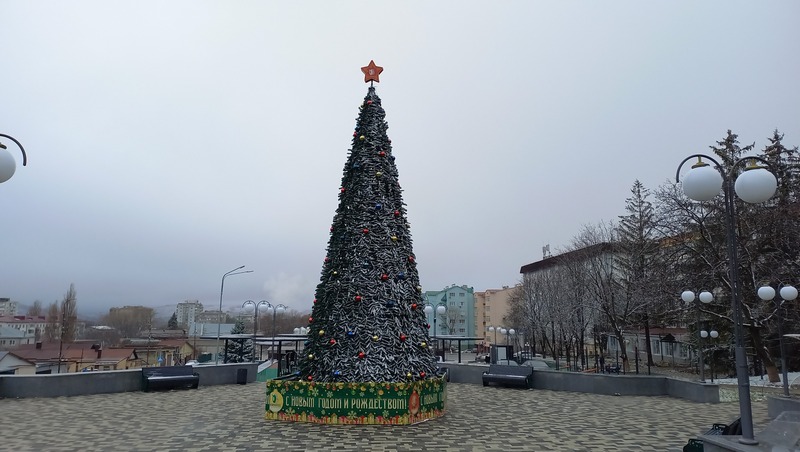 Новогоднюю ёлку установили в Железноводске