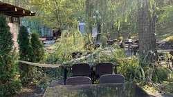 Уличную мебель, унесённую ураганом в Железноводске, будут доставать водолазы